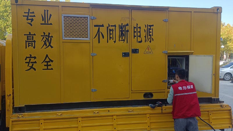 科尔沁右翼中柴油发电机组和UPS电源配合使用时，如何避免切换过程中的电力中断？