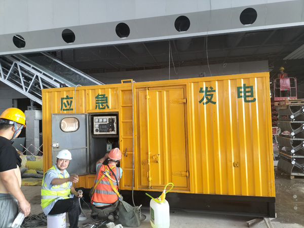 科尔沁右翼中怎样判断空气滤清器是否需要更换？